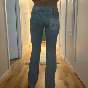 Vintage Armani jeans - Low waist bootcut Armani jeans i bra skick. Dom är vintage och därför inte i nyskick, köpa i Paris och säljer pga för stora för mig. Midjemått 42. Innerbenslängd 84