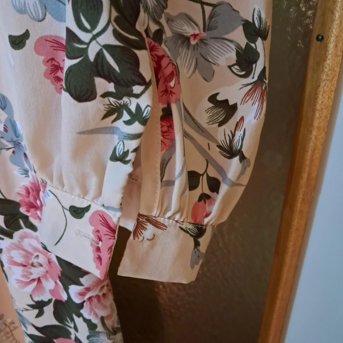 Lång blommig klänning med hög krage - 1
