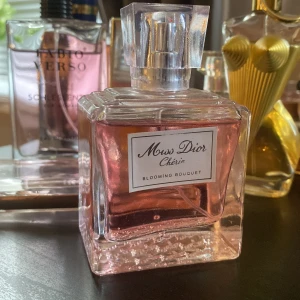 Miss Dior Chérie Blooming Bouquet - Copy1 parfym Miss Dior Chérie Blomming Bouquet. Doftar identiskt med den riktiga. Nästan full. 