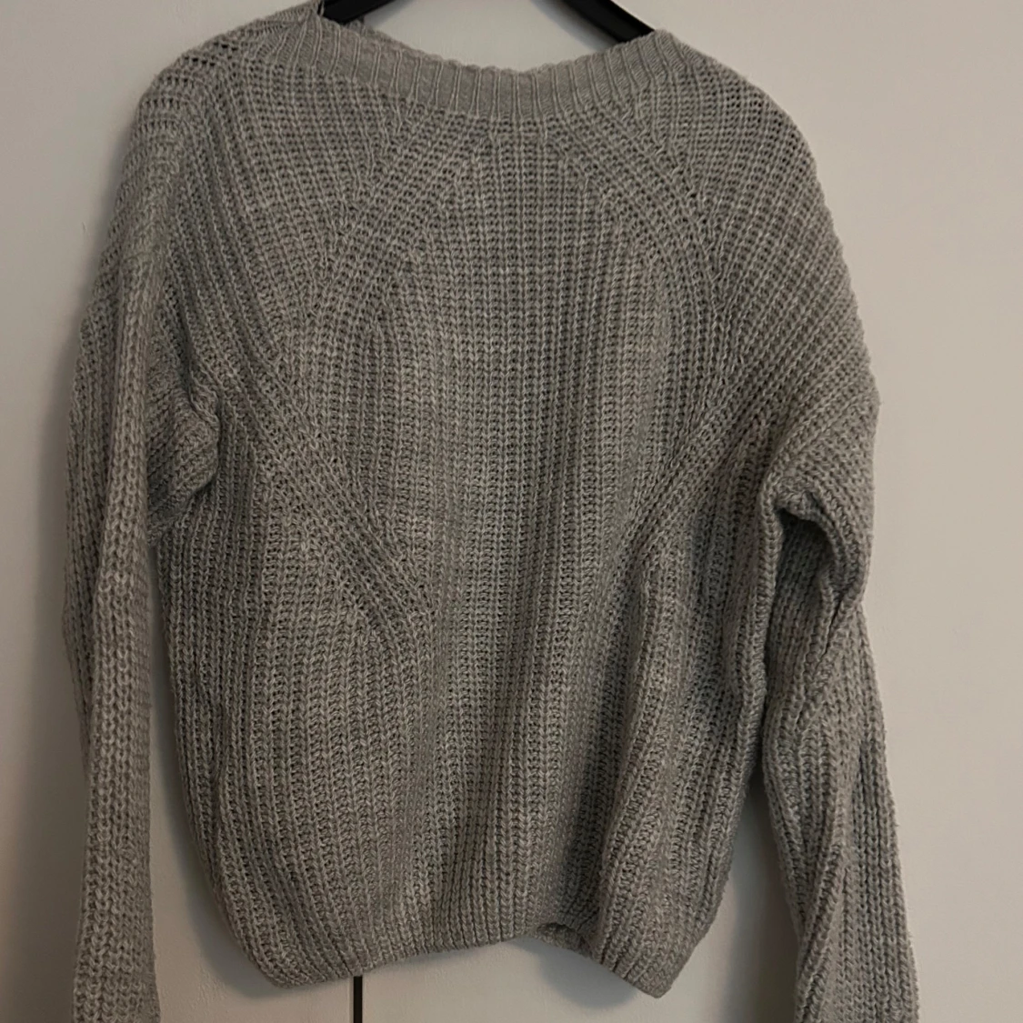 Grå stickad tröja