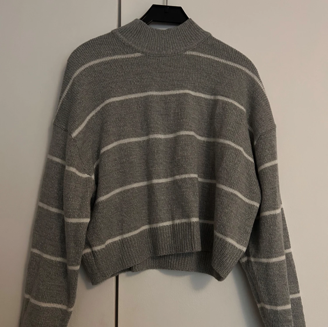 Grå randig stickad tröja