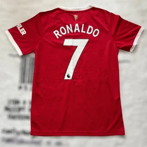 Manchester United Ronaldo tröja - Manchester Uniteds officiella matchtröja från Adidas med Ronaldo 7-tryck på ryggen. Röd med vita detaljer, klubbmärke broderat på bröstet och TeamViewer-logga. Tillverkad i ventilerande polyester (AEROREADY). Klassisk passform och korta ärmar.