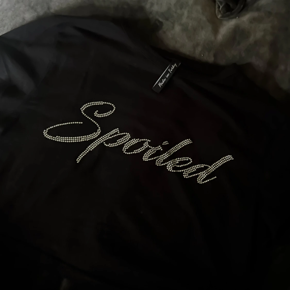 Svart croppad topp med rhinestones - 1