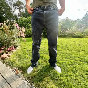 Levi's 501 mörkblå jeans straight fit - Säljer ett par klassiska Levi's 501 jeans i mörkblå tvätt. Jättesnygga jeans med bra kvalitet o skick, knappt använda. Storlek 36:36, men passar mindre också. 💕 Nypris 1200