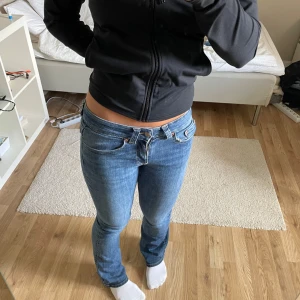 Blå jeans från Gina tricot - Blå jeans från Gina tricot i storlek 32. Har stängda fickor baktill, har använt som fåtal gånger💓
