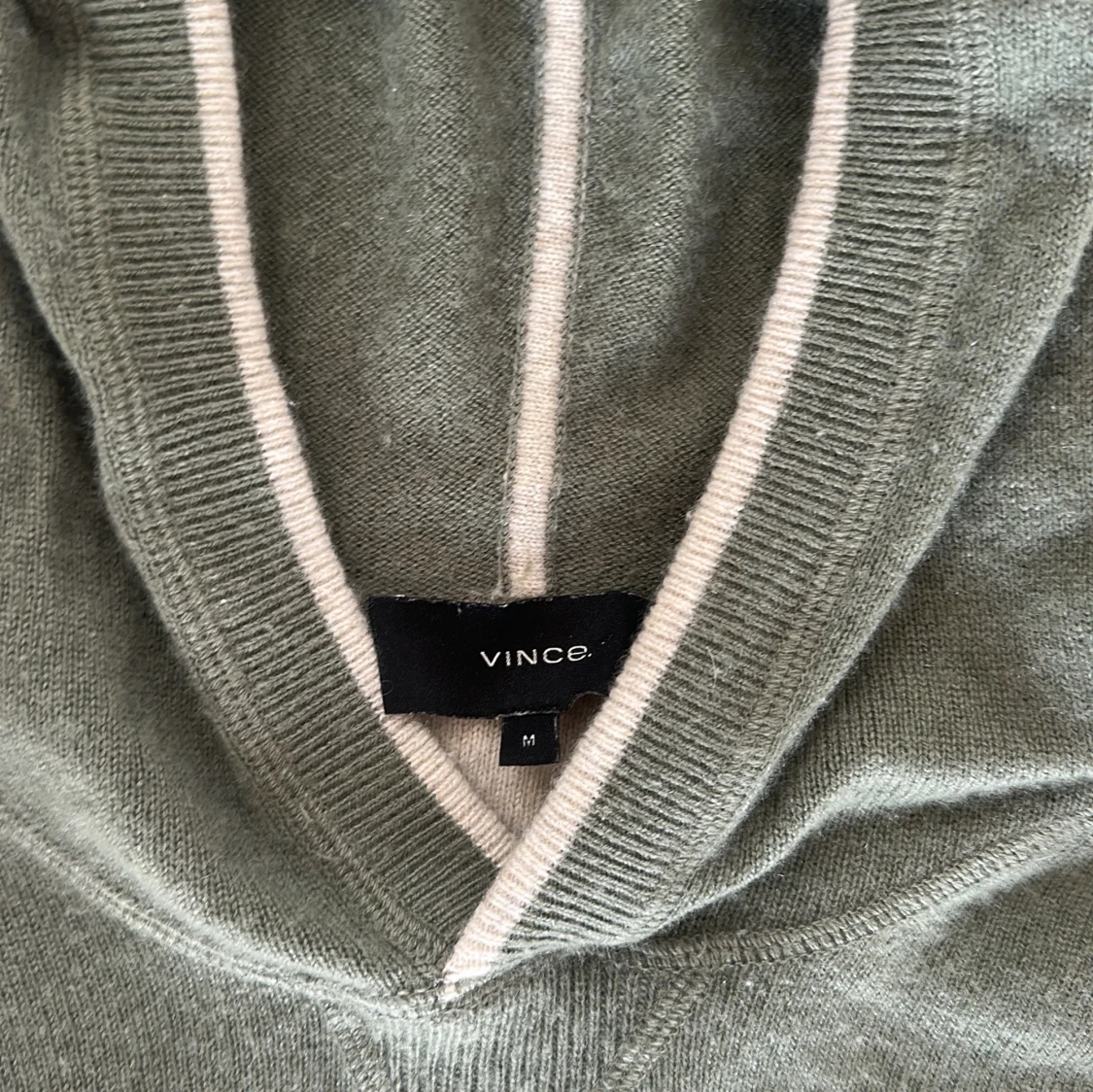 Grön hoodie från Vince i kashmir - 1