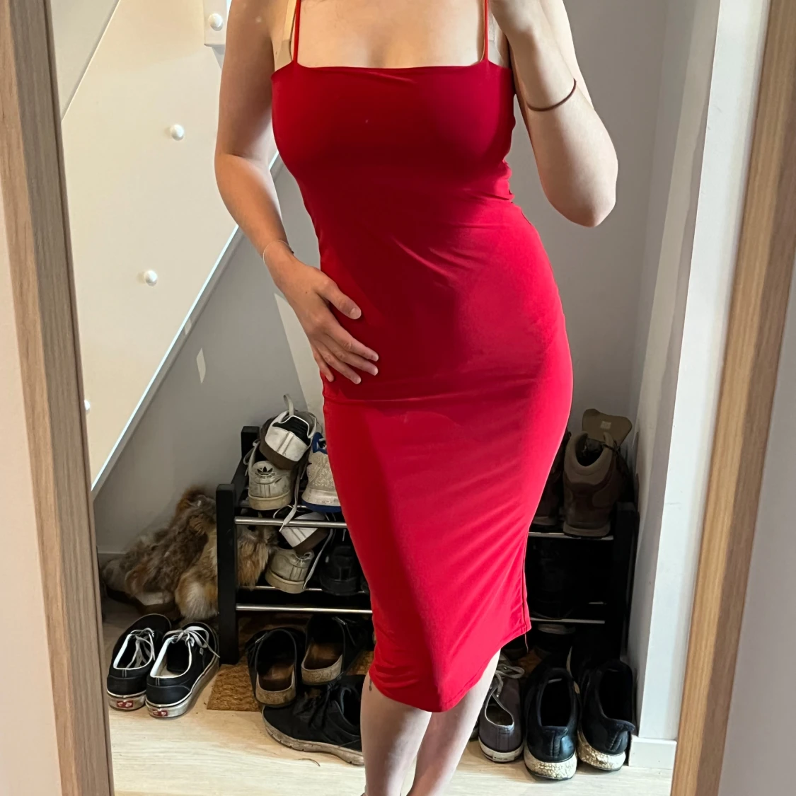 Röd långklänning med smala axelband - 2