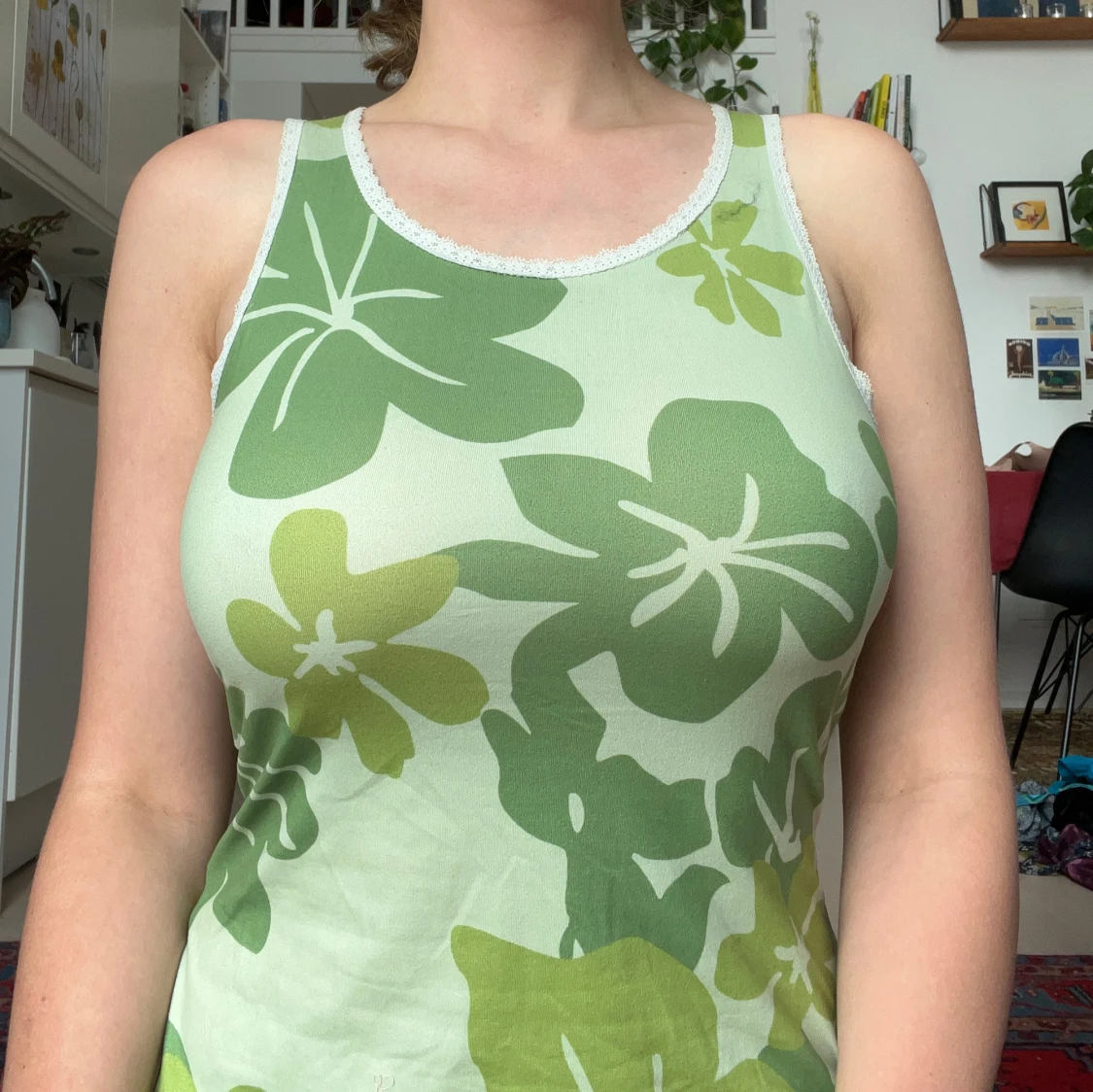 Grön blommig kortklänning - 1