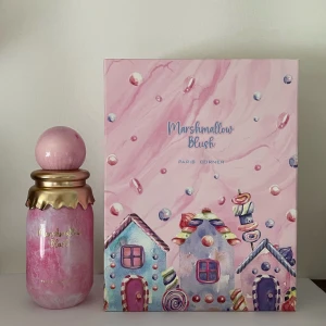 Marshmallow Blush  Paris Corner - Top notes are Strawberry, Raspberry and Lemon; middle notes are Ambroxan and Orange Blossom; base notes are Marshmallow and Musk. 100ml flaska ca 80-90ml kvar se bild! 