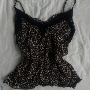 Topp leopard med spets - Fin topp med spetskant och leopardmönstrat tyg 🧡