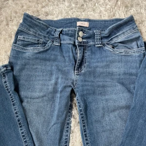 Lågmidjade Nelly jeans blå - Snygga blå jeans från Nelly som jag använt ett par gånger. 💕 säljer då de inte kommer till användning 