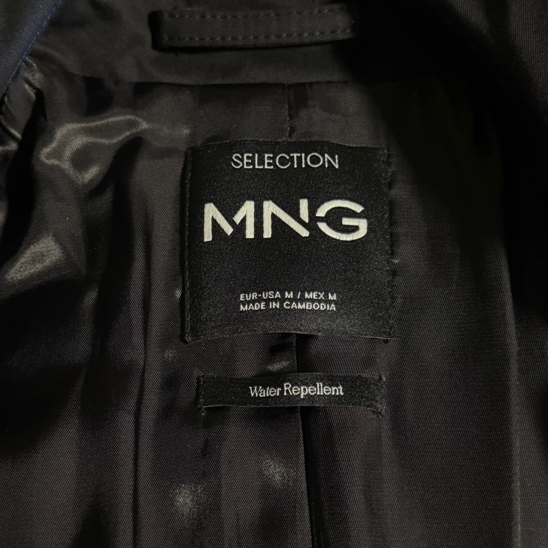 Svart trenchcoat från Mango - 1