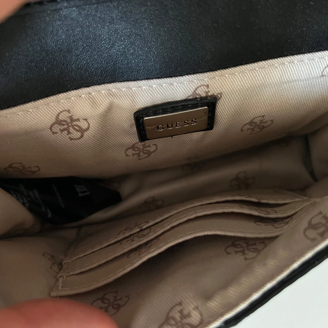 Svart axelväska från Guess med kedja - 3