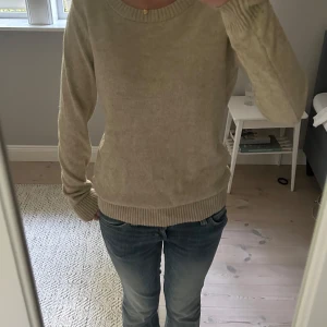 Beige stickad tröja från VILA - Mysig beige stickad tröja från VILA i storlek XS, skulle dock säga att den sitter som S. Använd men i fint skick/inga tecken på användning. Skriv vid frågor💕