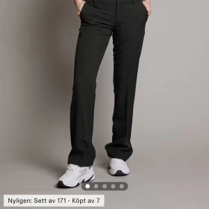 Kostymbyxor från bikbok - Snygga kostymbyxor från bikbok med medellång midja skulle jag säga. De har en bootcut stil och endast använd ett fåtal gånger men inga defekter💕 Jag har normalt storlek 32 men dessa i storlek 34 passar mig så skulle säga någon med strlk 32/34💕 nypris: ca 500