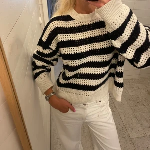 Randig stickad tröja  - Randig stickad tröja, marinblå och vit 