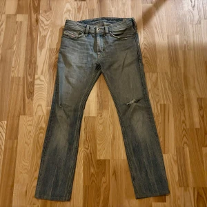 Diesel Jeans - Diesel jeans med sjuka detaljer på bakfickorna, riktigt unika med en snygg vintage look. Har ej sett dessa någon annanstans. De sitter slim med lite bootcut. Pris kan diskuteras, skriv för mer info.