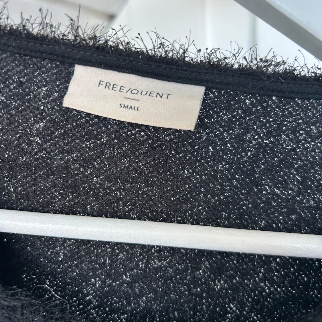 Glittrig svart topp från Freequent - 1