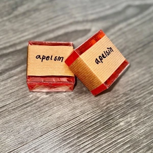 Handgjord apelsintvål - Handgjord tvål med doft av söt apelsin med en aloe vera tvålbas från GREENUM.  Innehåller bland annat glycerin, aloe vera och är fri från SLS. Passar känslig hy. Se bilder för information