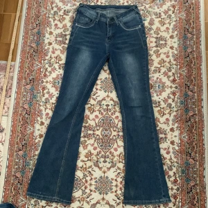 Coola jeans ⭐️⭐️ - Stretchiga jeans& väldigt sköna, midjemått 72 (men passar dom som har S/M) innerbenslängd 76.