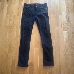 J.Lindeberg Jeans  - Svarta byxor från J.Lindeberg, modell Grete, slim fit. Storlek 32/32