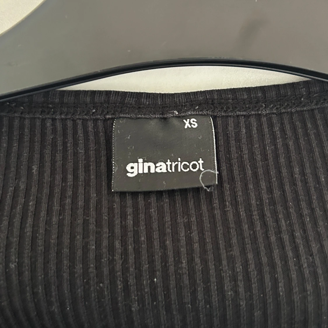 Svart ribbad topp från Gina Tricot - 2