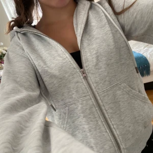 Ljusgrå hoodie med dragkedja - Säljer en ljusgrå hoodie med dragkedja från hm superfin 🥰🥰