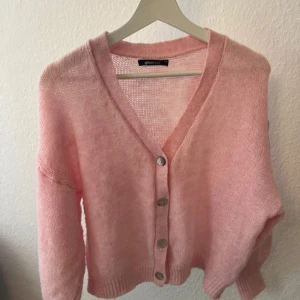 Rosa kofta från Gina Tricot XS - Superfin ljusrosa kofta från Gina Tricot i storlek XS. Koftan är stickad, har v-ringning i jätteskön mjuk kvalitet. Använd ett fåtal gånger💘