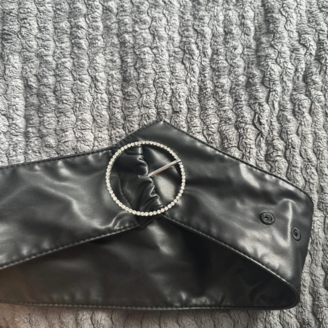 Brett svart bälte med strasspänne - 2