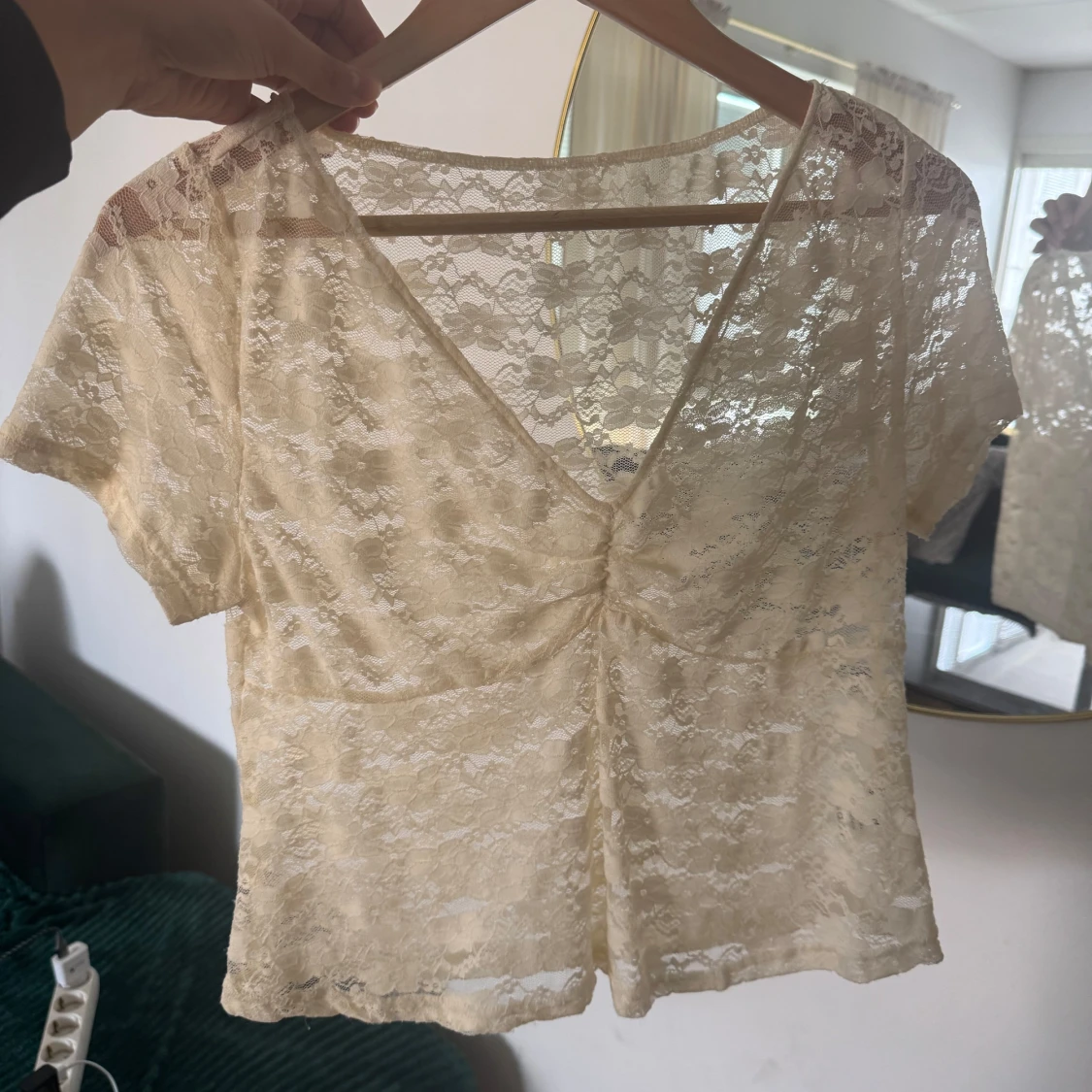 Beige spetsblus med v-ringning