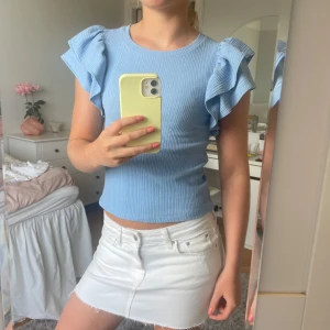 Volang topp  - Söt ljusblå volang topp från zara, i stretch materia med ribb mönster. Aldrig använd, som ny💗