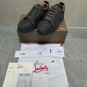 Loubs skor  - Säljer ett par helt nya loubs. Originalförpackning följs med samt kvitton samt extra nitar. Vid snabbaffär kam priset sänkas. Fraktar direkt när dem är köpa.