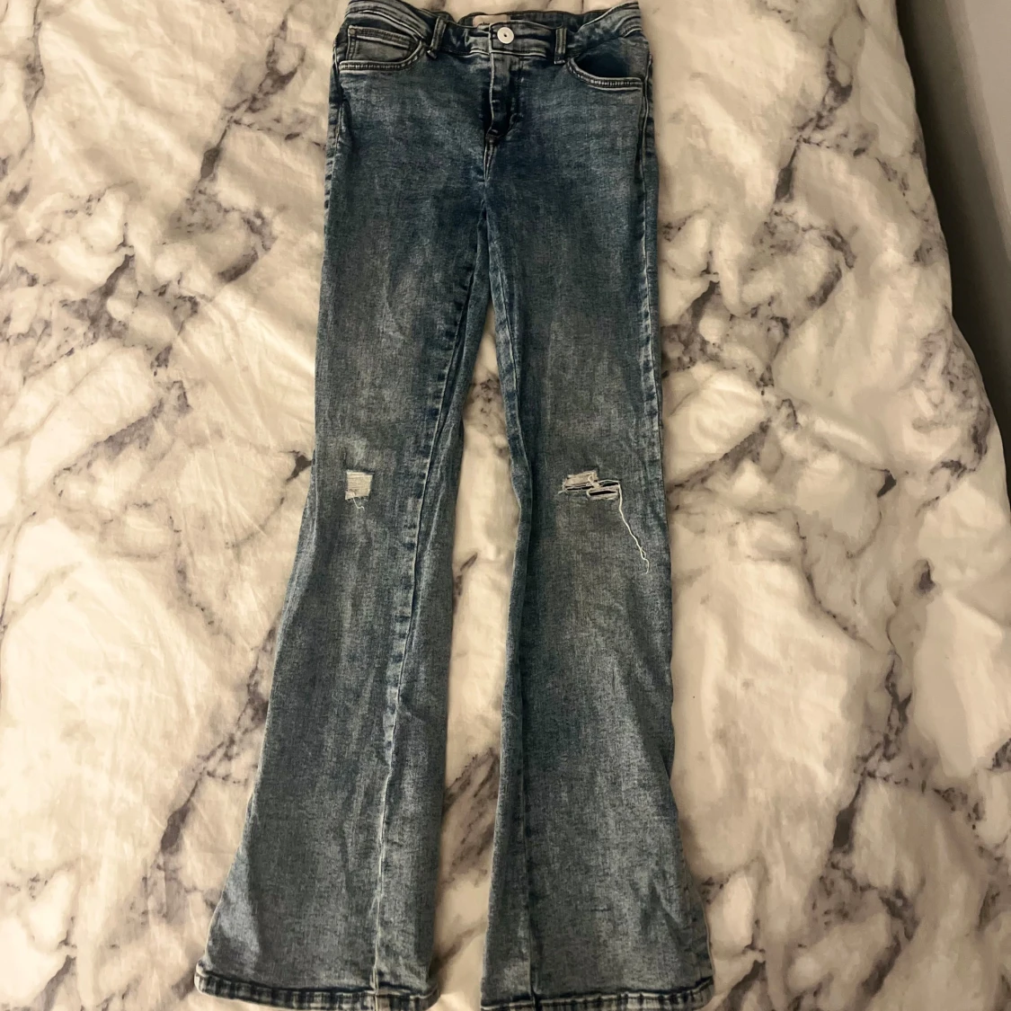 Blå bootcut jeans med slits från ONLY