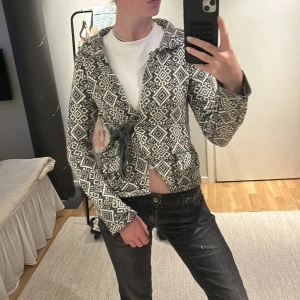 Kofta med knytning  - Supersöt kofta som är i superfint skick. Inga defekter eller liknande. Passar s/xs.