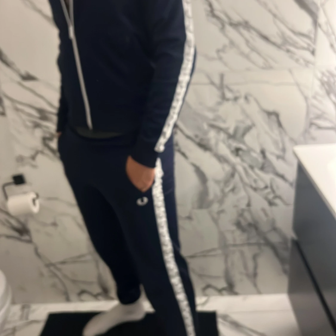 Mörkblå Fred Perry mjukisbyxor - 2