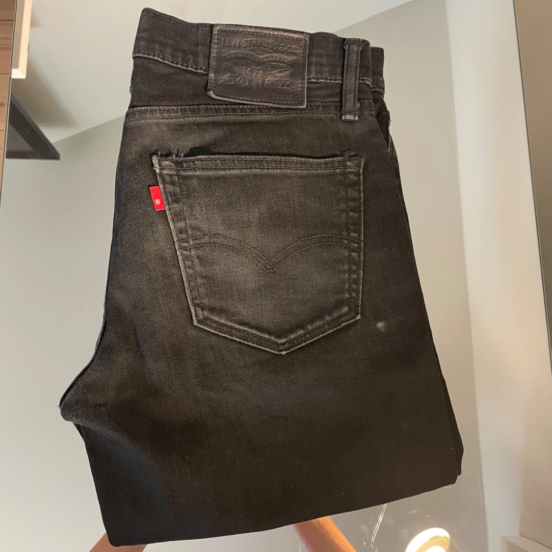 Svarta Levis jeansbyxor