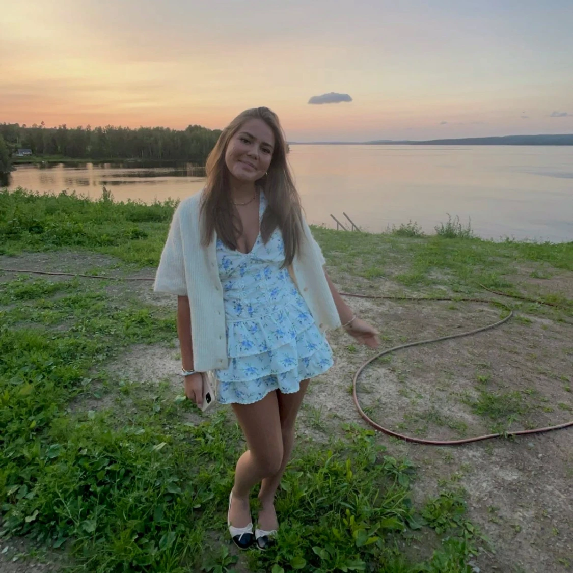 Blommig vit kortklänning med volanger - 1