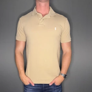 Ralph lauren pike - Hej säljer nu min fina Ralph lauren pike i storlek M. Den är i nyskick och kommer vara otroligt snygg på sommaren. Nypris cirka 1600kr! Vi kommer att sälja liknande produkter nu i sommar så glöm inte följa profilen!🌊🍾