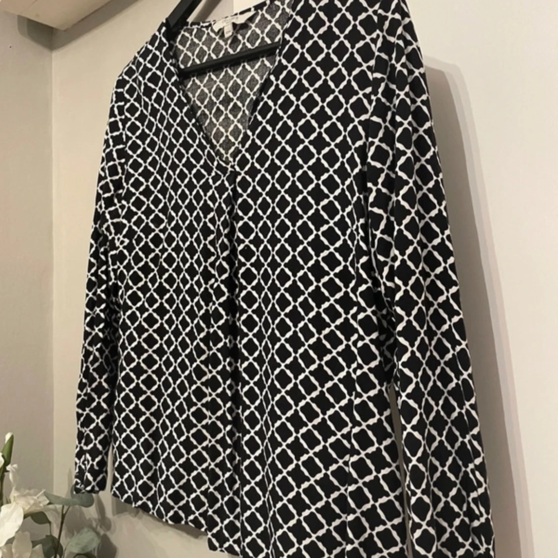 Svartvit mönstrad blus - 1