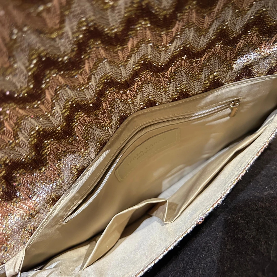 Glittrig kuvertväska från Teria Ybar - 4