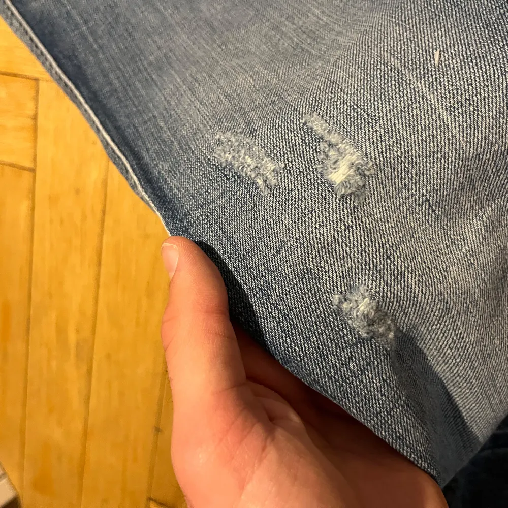 Säljer ett par snygga blå jeans från replay med slitningar👍 Storlek 32/32. Slitningarna är design och inga defekter.. Farkut & Housut.