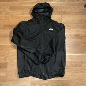 The North Face vindjacka  - Säljer en super snygg vindjacka från The North Face! Jackan är i super skick(9/10) med inga defekter! 