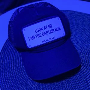 Mörk blå keps från John Hatter & Co - Snygg blå keps med texten 'LOOK AT ME I AM THE CAPTAIN NOW' framtill. Kepsen har ett nätmaterial baktill för bättre ventilation och en justerbar rem för perfekt passform.