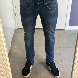 Dondup George Jeans - Ett par riktigt snygga Dondup George jeans i storlek W29. Modellen är 180 och väger 62 kg. Lägg gärna bud! Hör gärna av dig vid frågor eller funderingar!🙌 