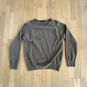 Stickad roundneck Oscar Jacobsson  - En riktigt stilig stickad roundneck från Oscar Jacobsson. Säljer pågrund av att storleken var fel så den aldrig använd. Skriv gärna om ni har fler frågor!
