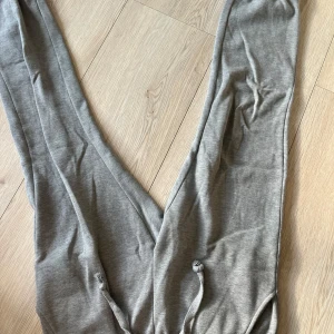 Grå mjukisbyxor från Clique - Säljer ett par grå mjukisbyxor från Clique i storlek XS. Byxorna har en elastisk midja med snörning och muddar vid bensluten för extra komfort. Perfekta för en avslappnad stil.🩷🩷