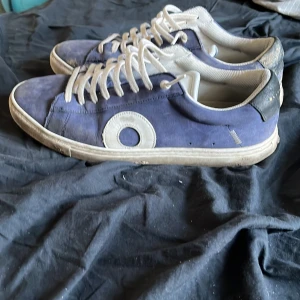 Blå sneakers från Oliver cabell - Säljer ett par riktig feta blå skor från Oliver Cabell. De är lite smutsiga men det går så klart att tvätta bort. Annars inga defekter överhuvudtaget då de nyligen är köpta. Tveka inte på att höra av er vid minsta intresse‼️                                                    Pris kan diskuteras vid snabb affär