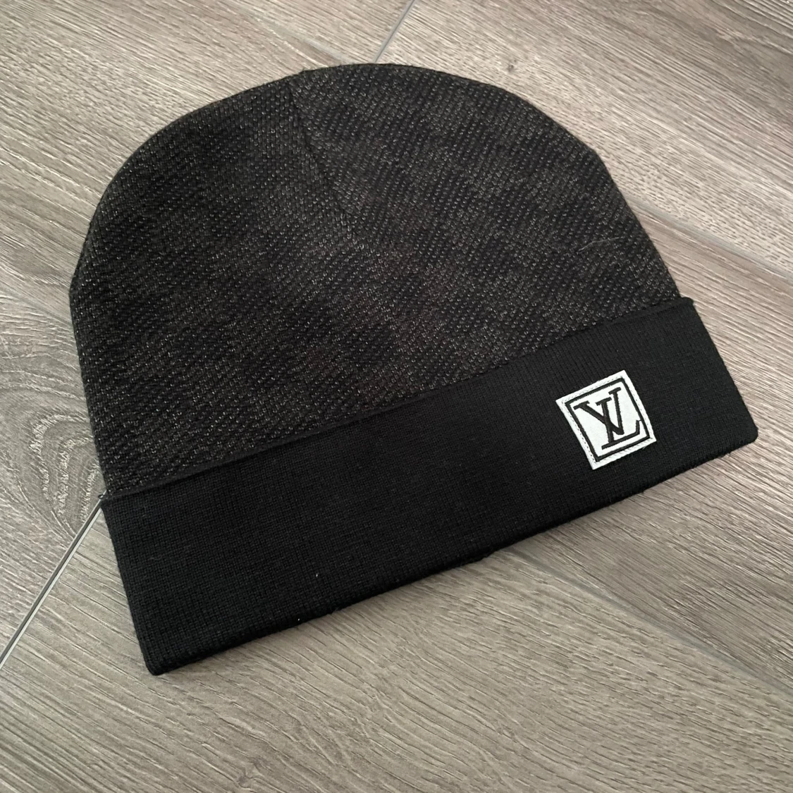 Svart mössa med diskreta rutor