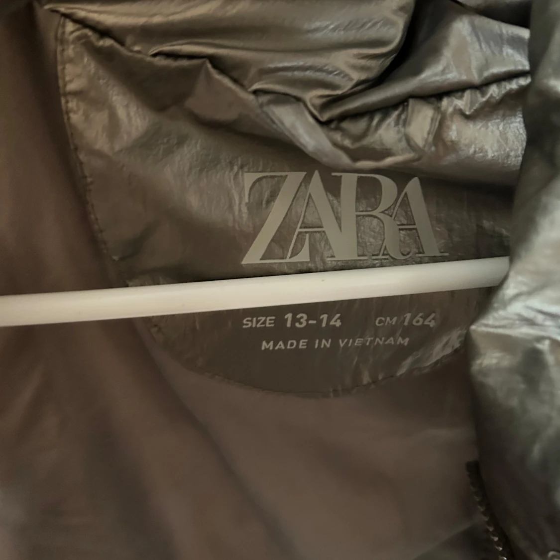 Silverfärgad pufferjacka från Zara - 2