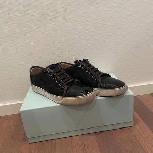 Lanvins - Säljer nu ett par feta lanvins som är i väldigt bra skick!! Köpta för 4000kr och säljer dem för 2199, box medföljer och helt nya snören! Ku 7 så passar 42/43!!